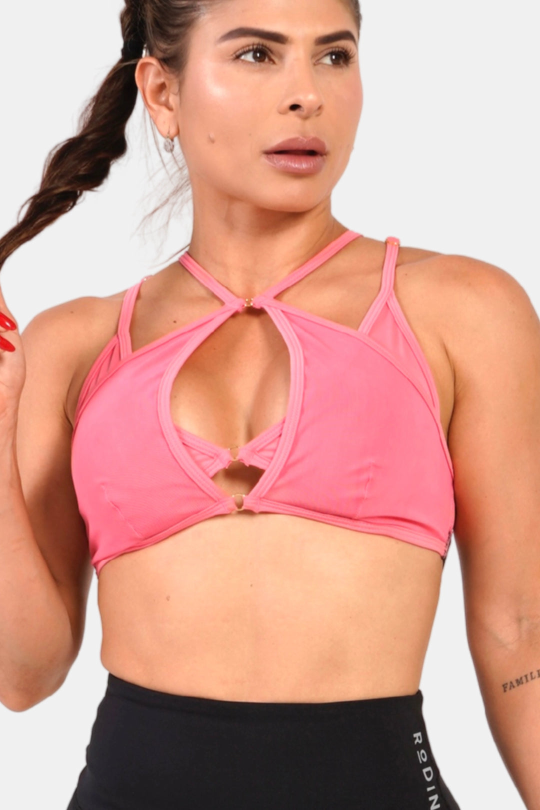 Woman wearing a pink sports bra with a white background #color_rose