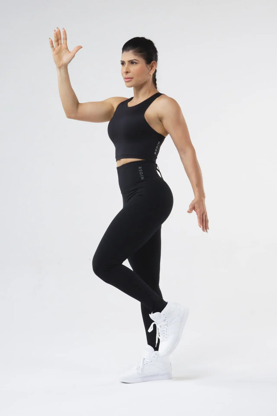 Woman wearing Coco leggings of color black#color_black