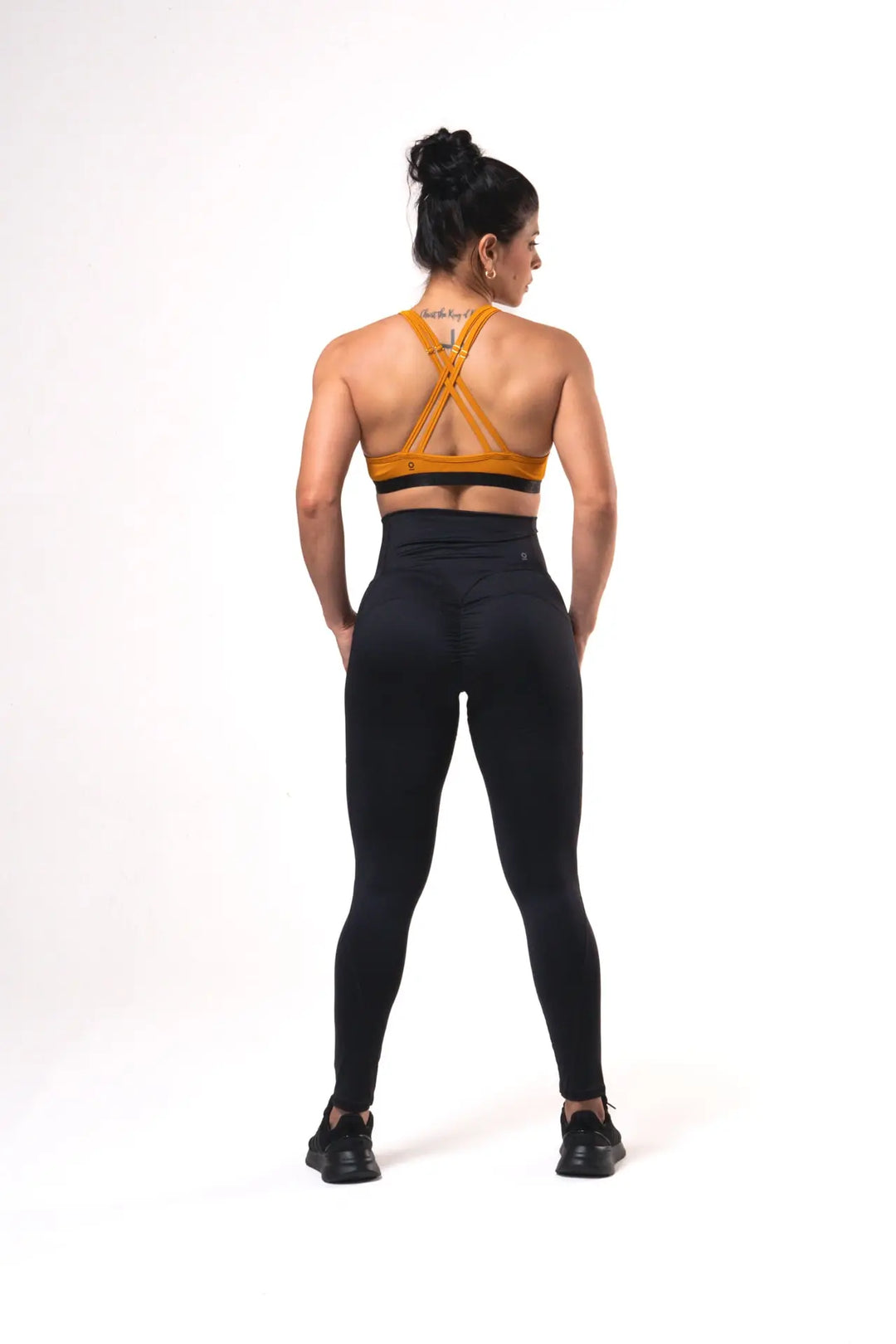 Woman wearing the Magia leggings of color black#color_black