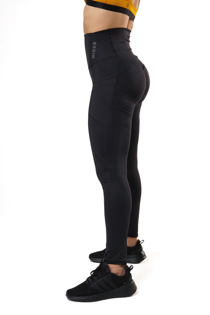 Woman wearing the Magia leggings of color black#color_black