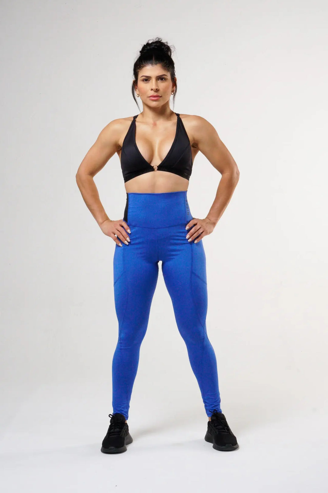 Woman wearing the Magia leggings of color blue lolite#color_blue-lolite