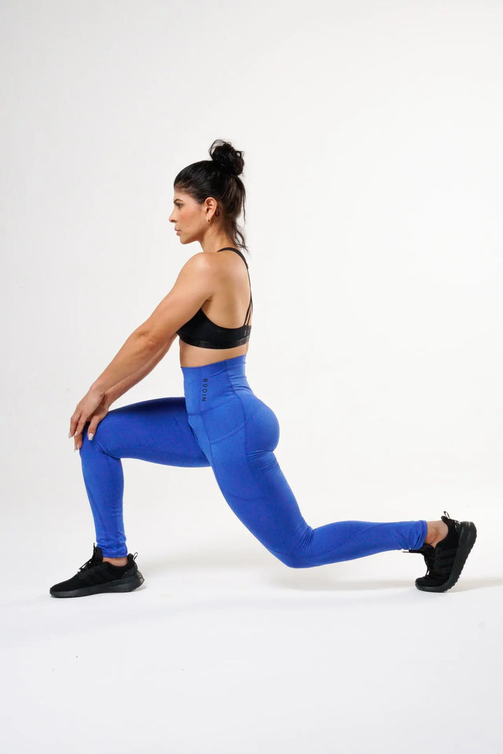 Woman wearing the Magia leggings of color blue lolite#color_blue-lolite