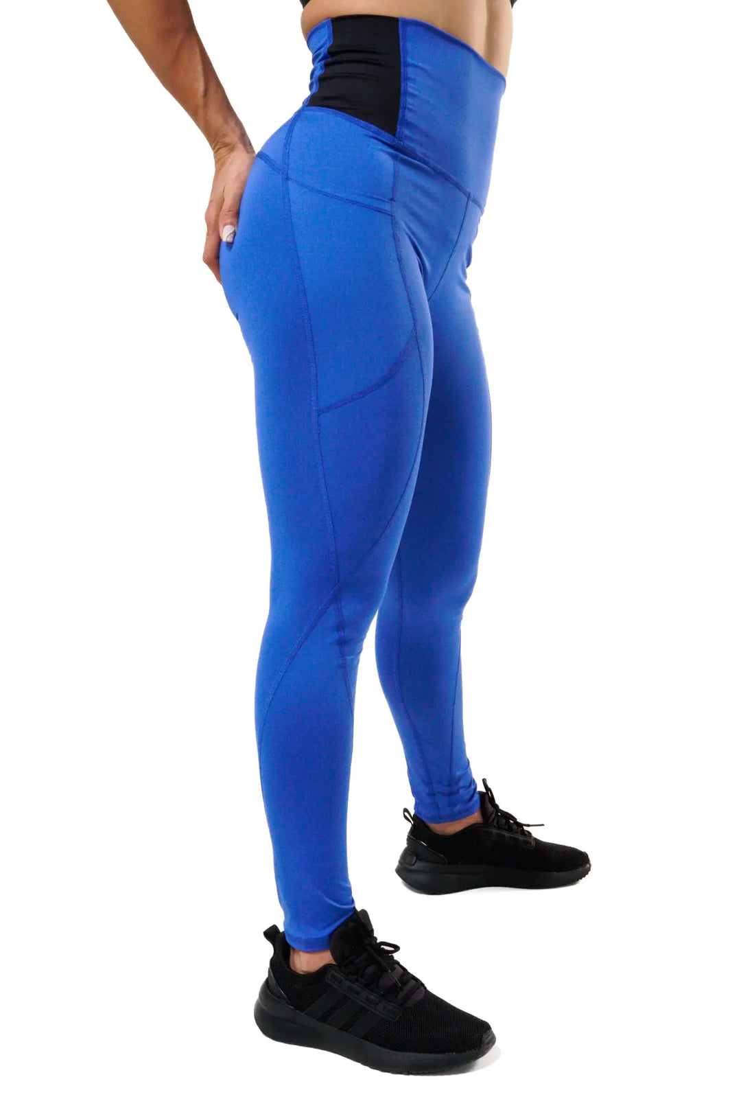 Woman wearing the Magia leggings of color blue lolite#color_blue-lolite