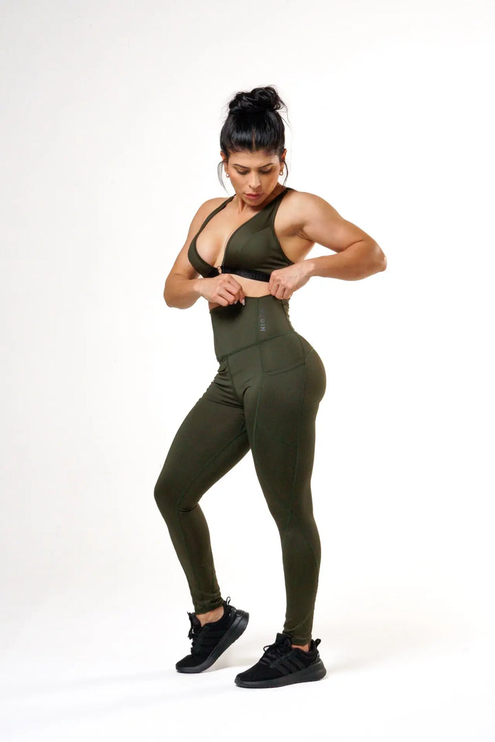 Woman wearing the Magia leggings of color riffle green#color_riffle-green