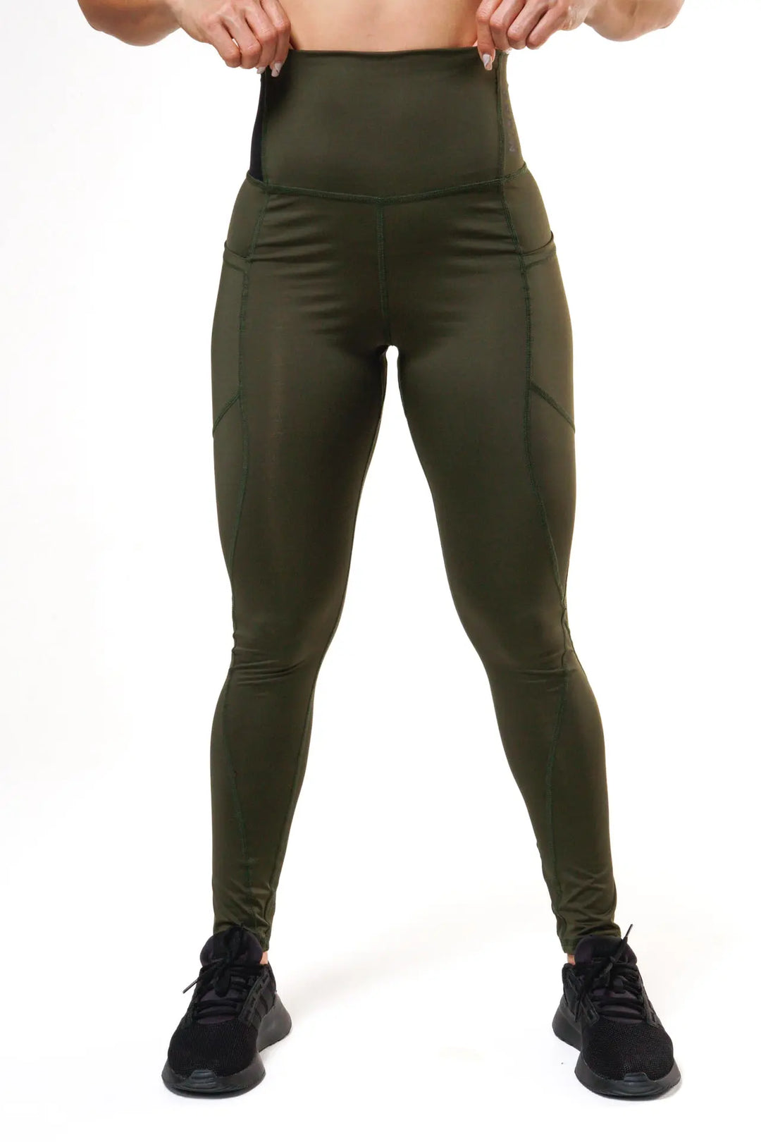 Woman wearing the Magia leggings of color riffle green#color_riffle-green