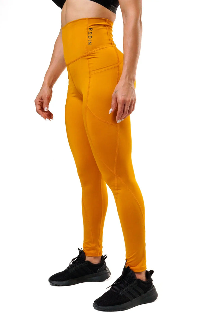 Woman wearing the Magia leggings of color desert sun#color_desert-sun