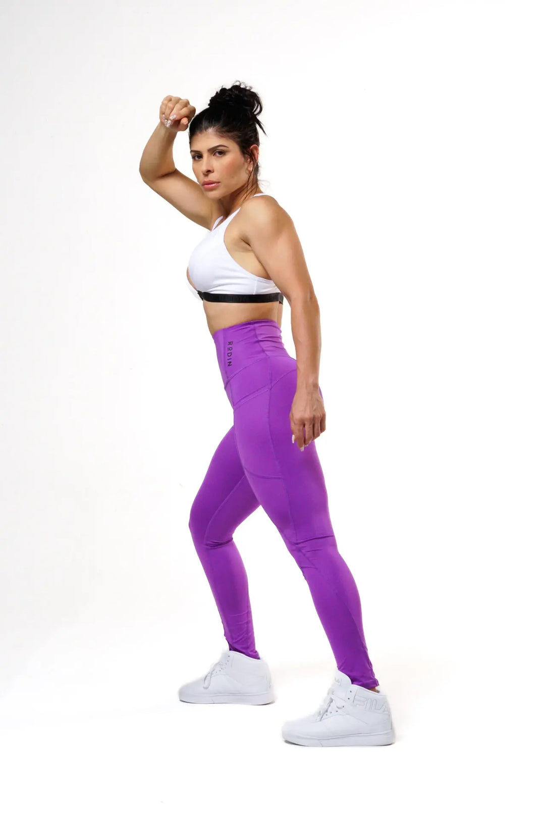 Woman wearing the Magia leggings of color royal lilac#color_royal-lilac