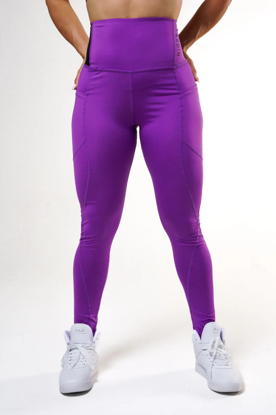 Woman wearing the Magia leggings of color royal lilac#color_royal-lilac