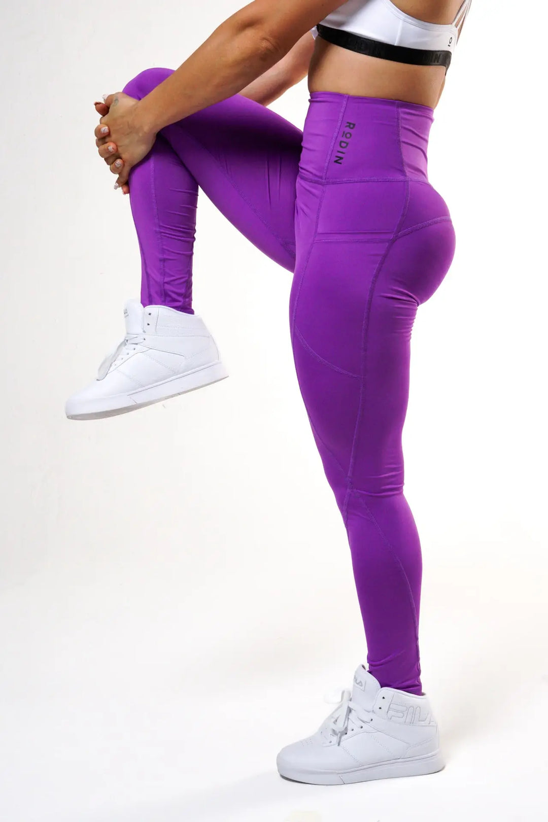 Woman wearing the Magia leggings of color royal lilac#color_royal-lilac