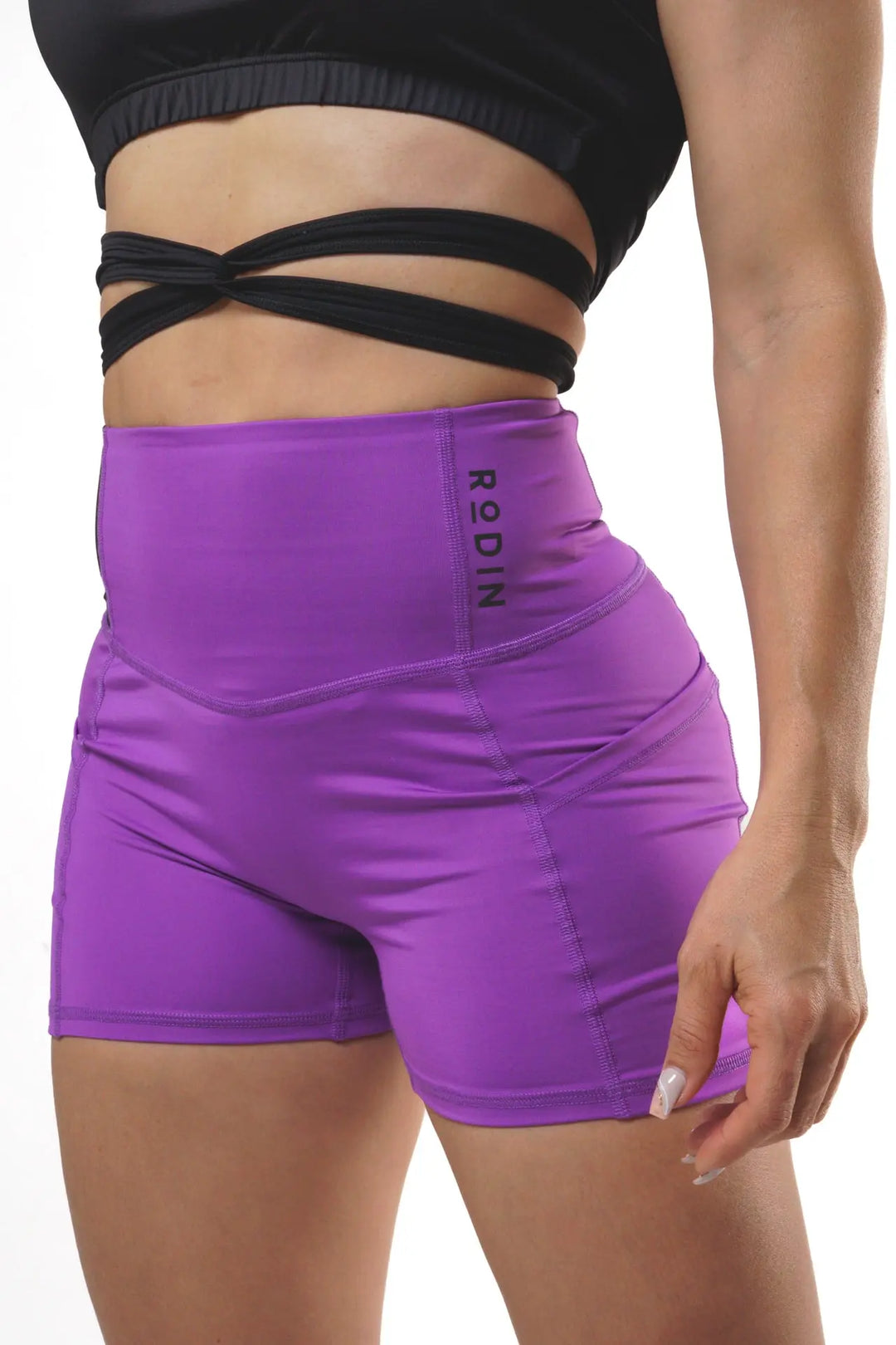 Woman wearing the Magia short of color royal lilac#color_royal-lilac