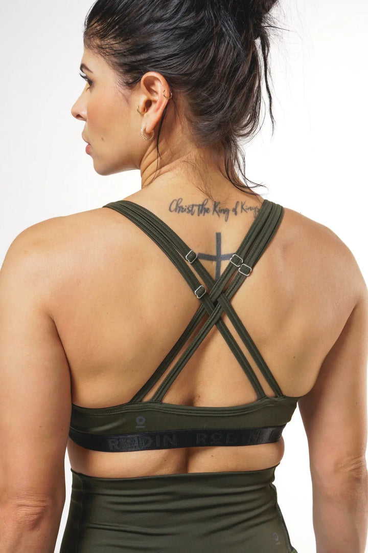 Woman wearing the Nola sport bra adjustable of color riffle green#color_riffle-green